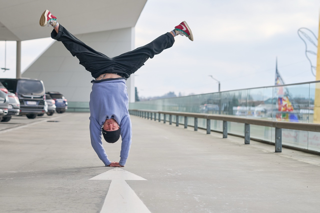 parkour-athletin-kopfstand-strassenmarkierung-03